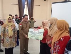 Gubernur Kepri Serahkan Bantuan Insentif Untuk Guru PAUD dan Mahasiswa di Natuna