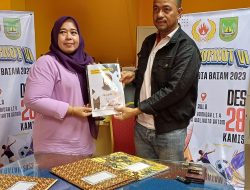 Balon Ketua KONI Kota Batam Rani Mengembalikan Berkas Pencalonan