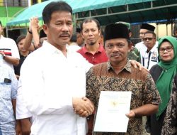 Kepala BP Batam Serahkan 1.960 Sertifikat Kampung Tua Tanjungsengkuang