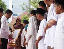 Mensos Tri Rismaharini Serahkan Dokumen Kependudukan Anak di Batam