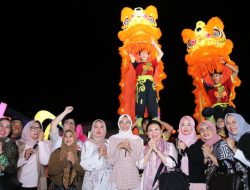 Istri Menhub Endang Sri Hariatie Menikmati Kemeriahan Bazar Imlek Kota Lama