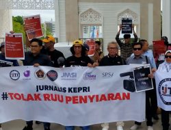 Tolak RUU Penyiaran, Puluhan Jurnalis Menggelar Unjuk Rasa di Gedung DPRD Batam