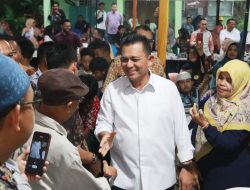 Ditengah Rintik Hujan, Masyarakat Tembesi Antusias Dengarkan Paparan Program Strategis Gubernur Ansar