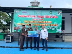 PLN Batam Bersama Kejati Kepri Serahkan Kurban Sapi Kepada Masyarakat
