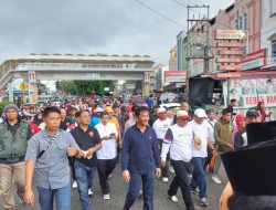 Dielu-elukan Sepanjang Jalan, Rudi-Rafiq Jalan Santai bersama Ribuan Warga Karimun