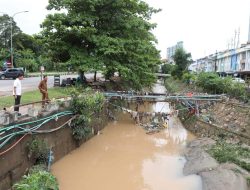 Banjir Karena Hujan Lebat, Respon Cepat Pemko Bagam Turunlan Alat Berat