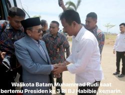 Ketika Rudi Memberikan Penghargaan untuk Rudi