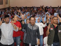 Sorak-sorai Bahagia Emak-emak Sambut Program Seragam Sekolah Gratis Amsakar-Li Claudia