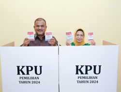 Bersama Istri, Rafiq Mencoblos di TPS Dekat Rumah