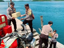 Polsek Senayang Tunjukkan Perjuangan Polri, Gunakan Kendaraan Laut untuk Salurkan Bantuan Sembako di Pesisir