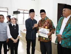 Satu Hari, Amsakar Serahkan Insentif RT/RW di Swmbilan Kecamatan