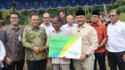 Gubernur Ansar dan Ketua DPRD Kepri Serahkan Bantuan untuk Nelayan di Pulau Kasu