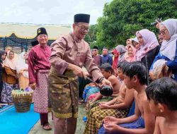 Pulau Penyengat Semarakkan Tradisi Mandi Safar, Wawako Ikut Basuh Anak-Anak untuk Tolak Balak