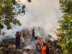 Rumah Kayu di Lorong Bunyu Tanjungpinang Dilahap Api