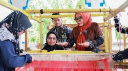 Siap Promosi, Erlita Beri Semangat Penenun Pulau Ngenang untuk Terus Berkembang