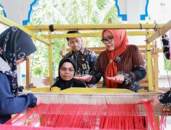 Siap Promosi, Erlita Beri Semangat Penenun Pulau Ngenang untuk Terus Berkembang