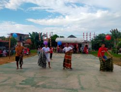 Bapak-Bapak Bougenville Hibur Warga Lewat Lomba Sarung Pukul Balon