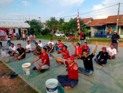 Bapak-Bapak Bougenville Basah Kuyup di Lomba Estafet Air