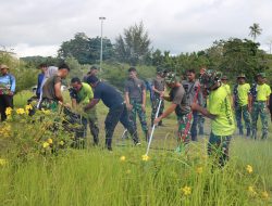 Prajurit TNI dan Warga Kompak Bersihkan Masjid Agung Natuna