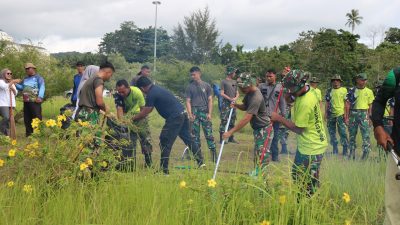 Prajurit TNI dan Warga Kompak Bersihkan Masjid Agung Natuna