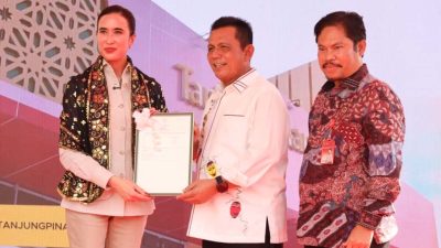 Gubernur Ansar Serahkan Sertifikat Lahan Pusat Kreasi Destinasi Pariwisata di Kawasan Gurindam 12 kepada Menpar RI