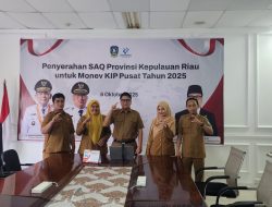 Kepala Dinas Kominfo Kepri Serahkan SAQ Monev Keterbukaan Informasi Publik 2025