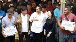 Komitmen Perkuat Perekonomian Pesisir, Amsakar-Li Claudia Serahkan Bantuan Sarana Tangkap Nelayan