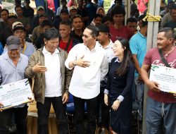 Komitmen Perkuat Perekonomian Pesisir, Amsakar-Li Claudia Serahkan Bantuan Sarana Tangkap Nelayan