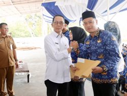 Amsakar Serahkan SK 593 PPPK Paruh Waktu, Minta Tingkatkan Disiplin dan Pelayanan Publik