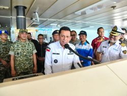 Gubernur Ansar Tinjau Pemudik KM Kelud Tujuan Belawan di Pelabuhan Batu Ampar Batam