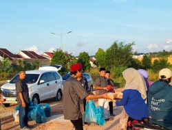 Majelis NGOPI Nongsa Bagikan Ratusan Takjil kepada Pengendara
