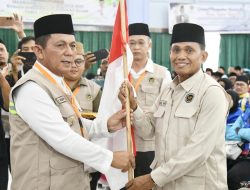 Gubernur Ansar Lepas Kloter Pertama Haji Embarkasi Batam