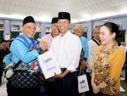 Lepas JCH ke Tanah Suci, Amsakar-Li Claudia Bekali Sambal Bilis hingga Rendang