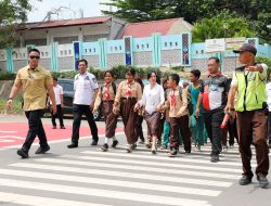 Aksi Li Claudia Dampingi Murid Menyeberang, ZoSS SDN 001 Batam Kota Dimanfaatkan