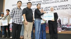 Bukti Nyata Perlindungan Sosial, Amsakar Serahkan Santunan Kepada Ahli Waris