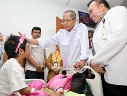 Air Mata Amsakar Luruh Saat Menjenguk Bocah Korban Kekerasan