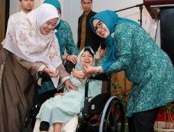 Kepedulian Erlita Amsakar, 30 Penyandang Disabilitas Batam Terima Bantuan Kursi Roda