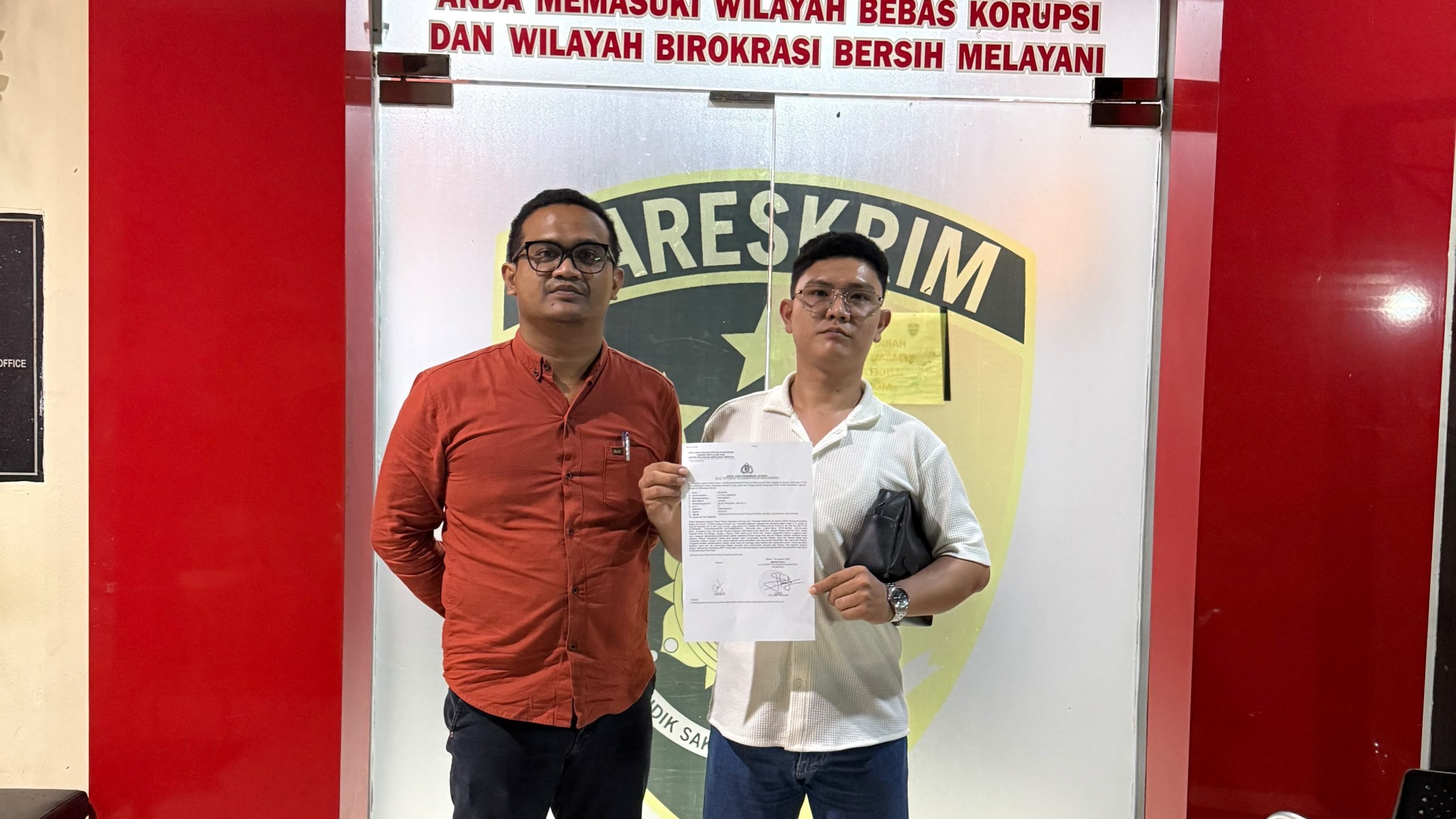Tim kuasa hukum Andi Morena, Fadlan dan Citra Irwan Simbolon melaporkan dugaan fitnah dan pencemaran nama baik ke Subdit Cyber Ditreskrimsus Polda Kepulauan Riau, Minggu (2/8/2026).