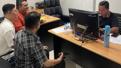 Andi Morena didampingi tim kuasa hukumnya, Fadlan dan Citra Irwan Simbolon melaporkan dugaan fitnah dan pencemaran nama baik ke Subdit Cyber Ditreskrimsus Polda Kepulauan Riau, Minggu (2/8/2026).