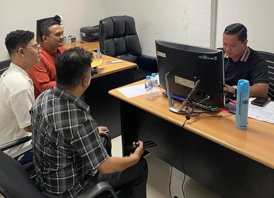 Andi Morena didampingi tim kuasa hukumnya, Fadlan dan Citra Irwan Simbolon melaporkan dugaan fitnah dan pencemaran nama baik ke Subdit Cyber Ditreskrimsus Polda Kepulauan Riau, Minggu (2/8/2026).