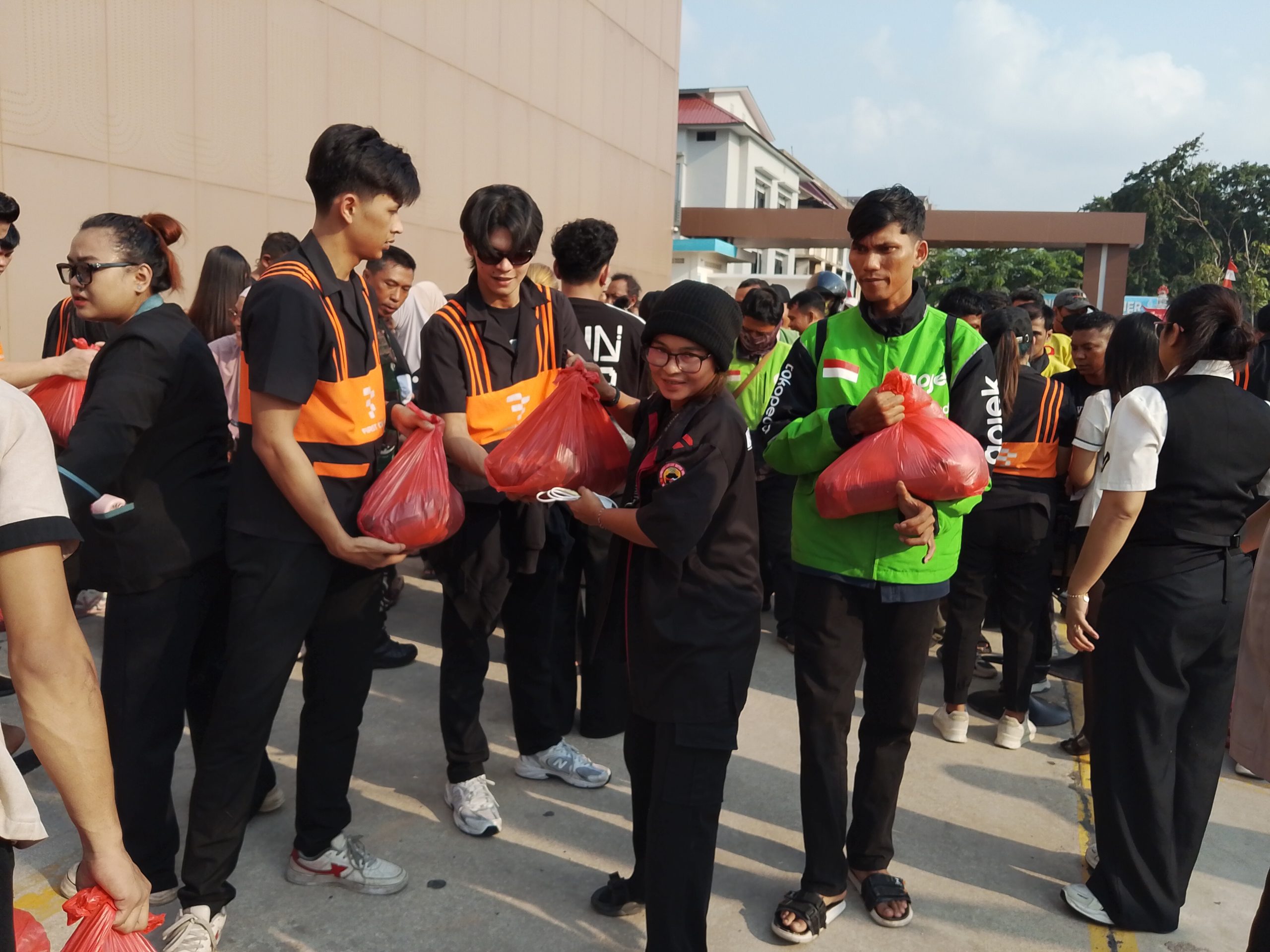 First Club bagikan 1.000 paket sembako di Batam